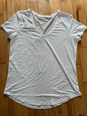 ZYIA White Short Sleeve V‑Neck Tee